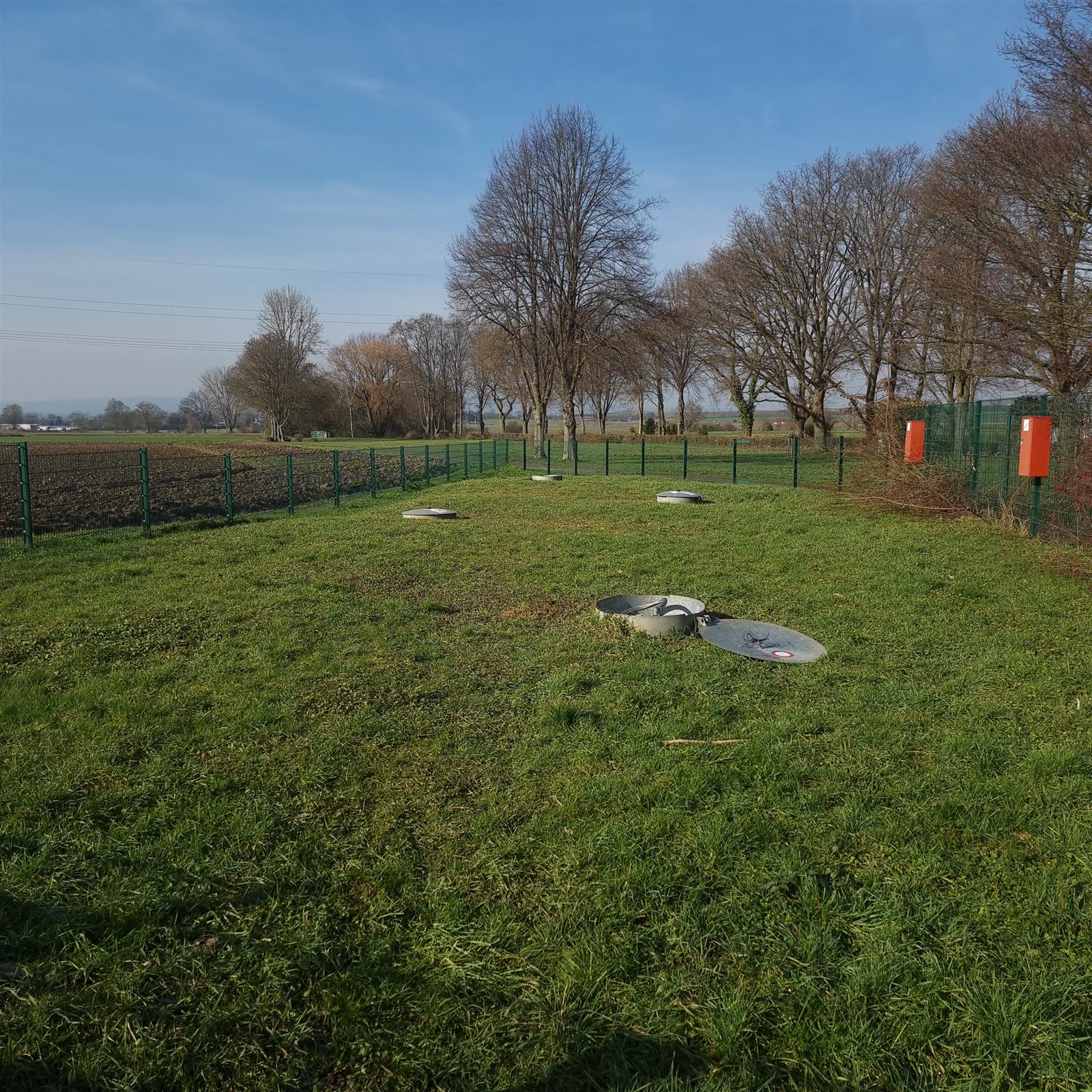 Einsatzort mit unterirdischen Behälterdeckeln